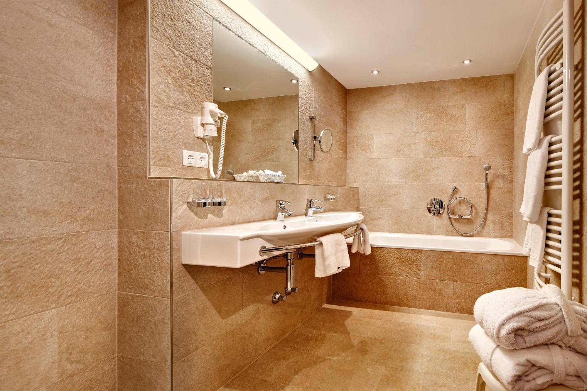 Suite,959321674:JPEG